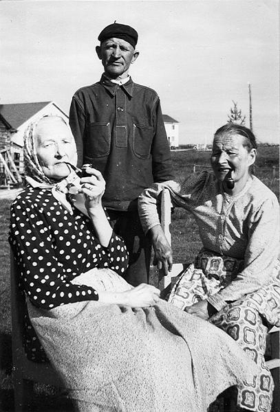 Lainio 02 F.jpg - Maria Fredriksson med brodern Isak Olla samt hans hustru Hulda.
